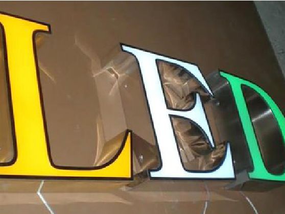 西林介绍LED招牌的基础知识。